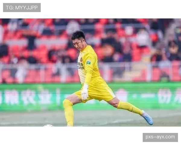 抢门将手中球为何直接判罚犯规？规则如何界定“控制球”？