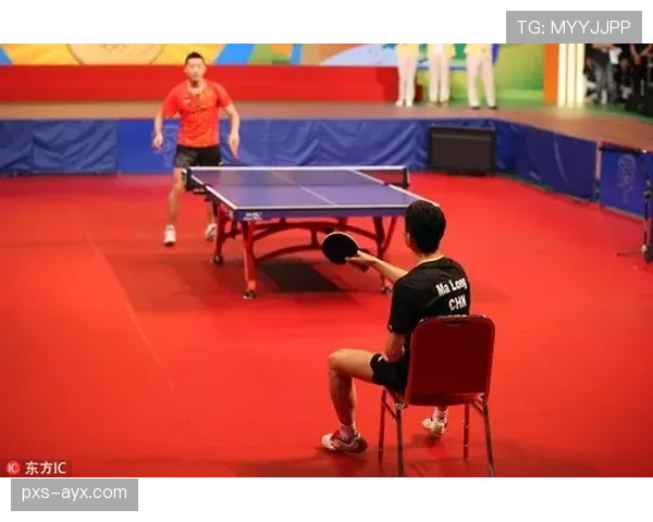 许昕训练间里脱了鞋，地板都闪着光，这生活谁顶得住啊？